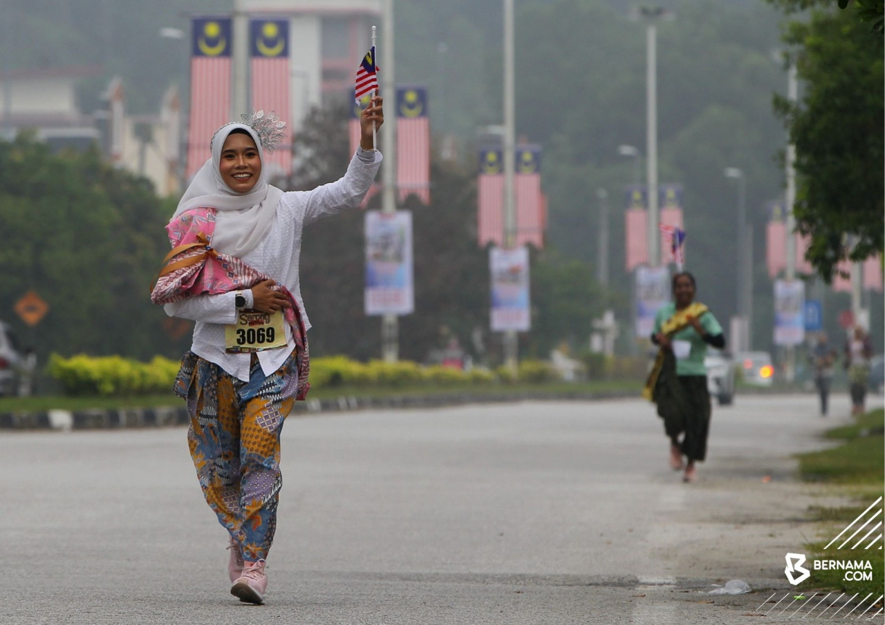 Salah seorang peserta yang menyertai Larian Sarung. gambar BERNAMA