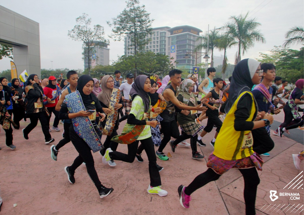 Larian Sarung sempena Festival Sarung yang berlangsung di Bulatan Sultan Azlan Shah, Ipoh hari ini. gambar BERNAMA