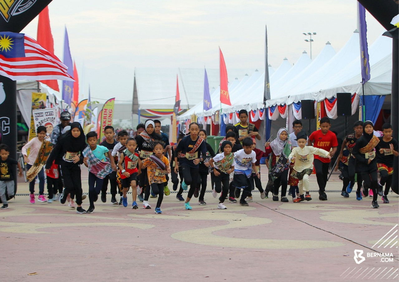 Larian Sarung yang berlangsung di Bulatan Sultan Azlan Shah, Ipoh hari ini. gambar BERNAMA