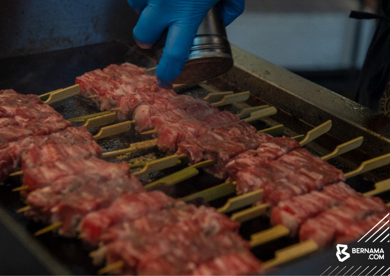 Wagyu skewer hanya dipanggang dengan menggunakan garam dan lada sebagai perasa bahkan tidak melibatkan sebarang perapan - Gambar Bernama