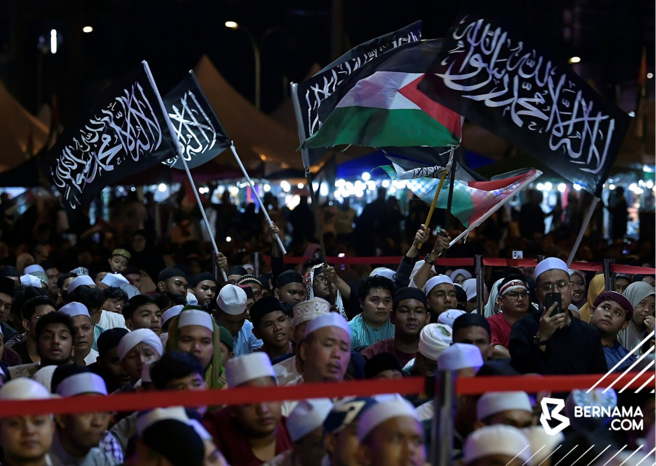 Sebahagian orang ramai yang menghadiri  Program Darul Ehsan Berselawat 3.0 sempena sambutan ambang Tahun Baharu 2024 di Dataran Tapak Karnival, pekarangan Stadium Shah Alam malam tadi. gambar BERNAMA