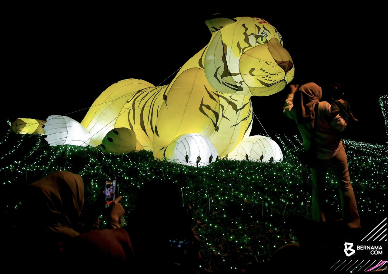 Patung Harimau Malaya turut menjadi tumpuan pengunjung Taman Malaysia Seremban. gambar BERNAMA