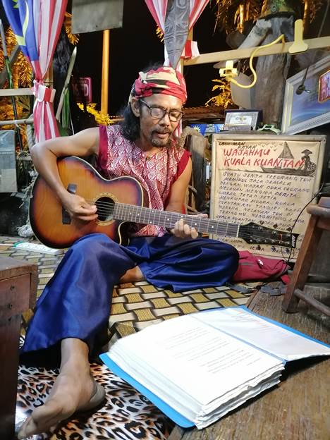 Man Kayan menyanyikan lagu rakyat Pahang ketika ditemui di kediamannya di Permatang Badak, Kuantan