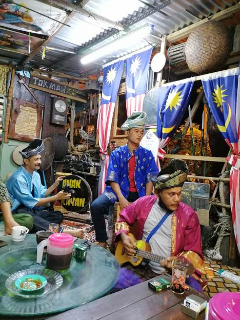 Antara ahli Kelab Serindit Mati Tersepit mengadakan latihan di Permatang Badak, Kuantan