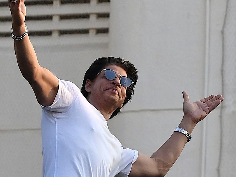 Shah Rukh telah menukar namanya kepada Abhinaz semata-mata mahu mengahwini wanita yang dicintainya itu. - Gambar Instagram Shah Rukh Khan dan Gauri Khan