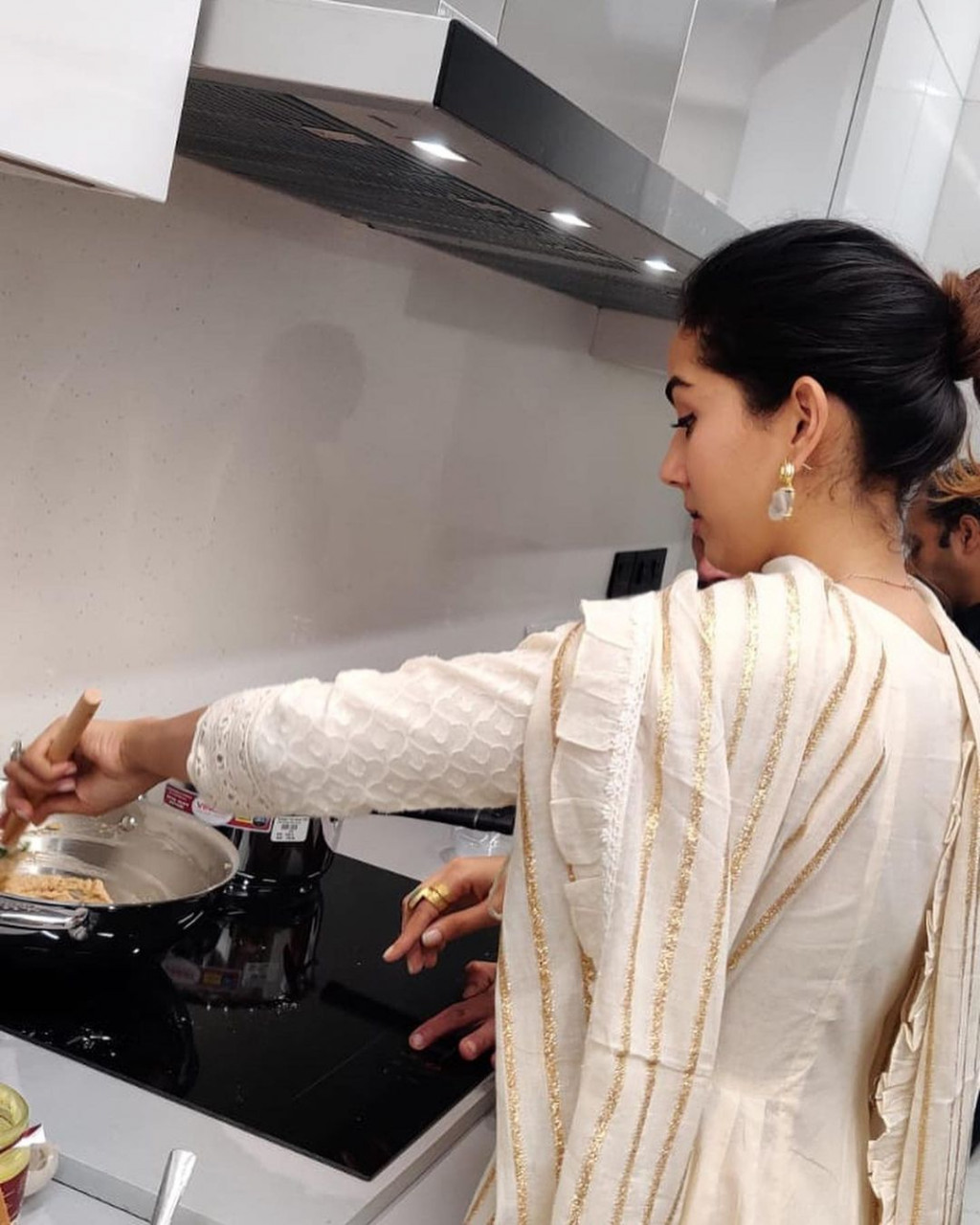 Pada Oktober lalu, Mira Rajput telah berkongsi gambar-gambar ruang kediaman baharu mereka di Instagram