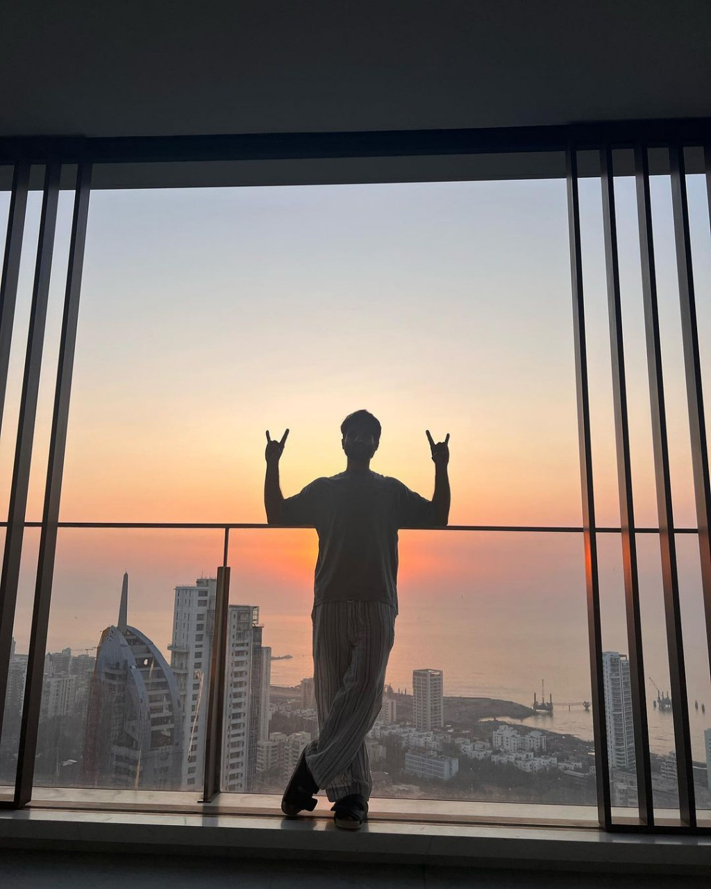 Shahid Kapoor telah berpindah ke sebuah pangsapuri tingkat tinggi yang menghadap laut