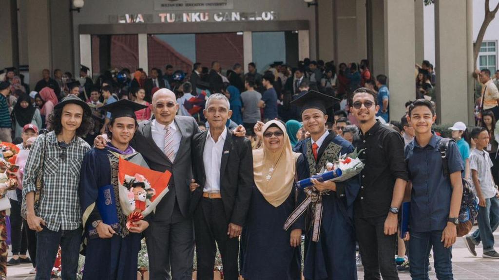 Muhammad Shakkir (tiga dari kanan) bersama keluarga.