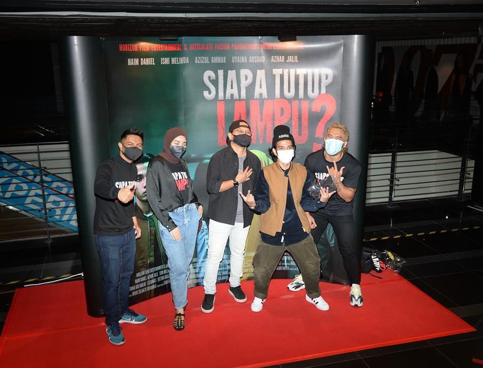 Aliff (tengah) selaku pengarah bersama bintang utama filem ini.