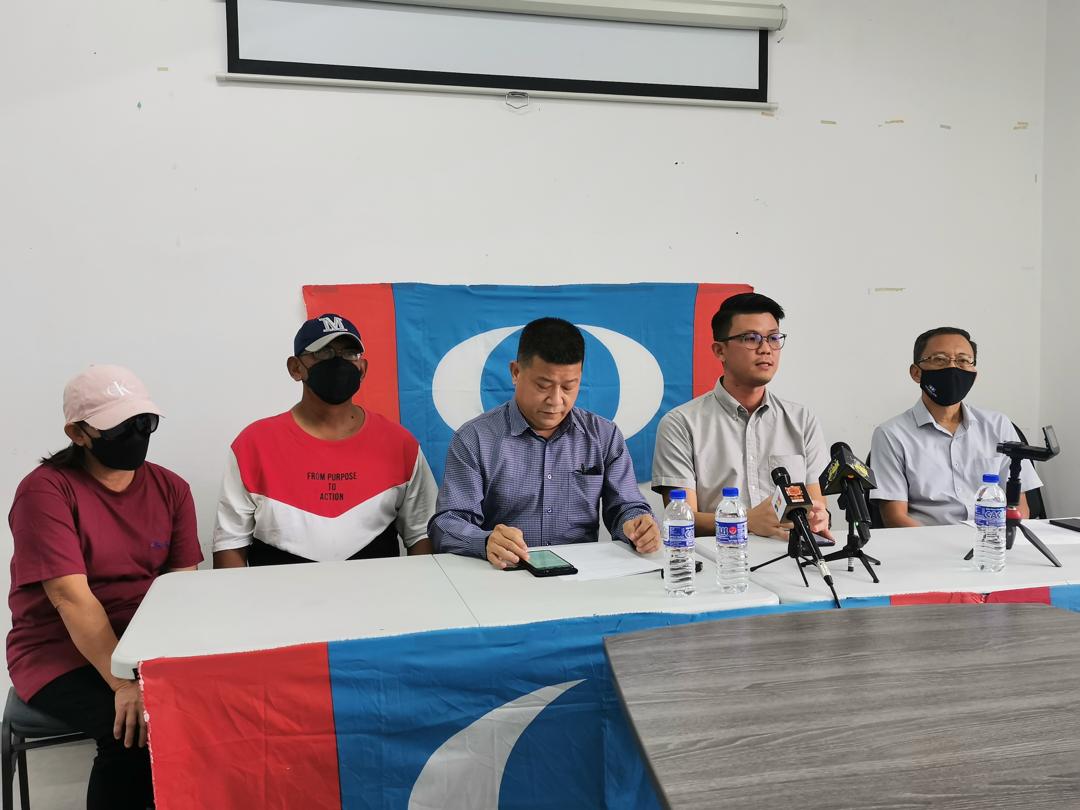 Sim Chon Siang (tengah) pada sidang media mengenai kes pemerdagangan manusia di sini, hari ini.