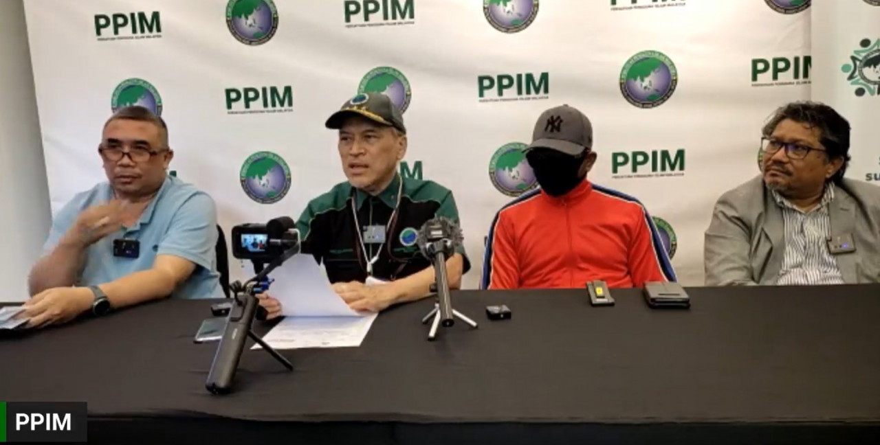 Nadzim (dua dari kiri) dan mangsa (tiga dari kiri) pada sidang media PPIM hari ini. - Tangkap layar dari video di Facebook PPIM