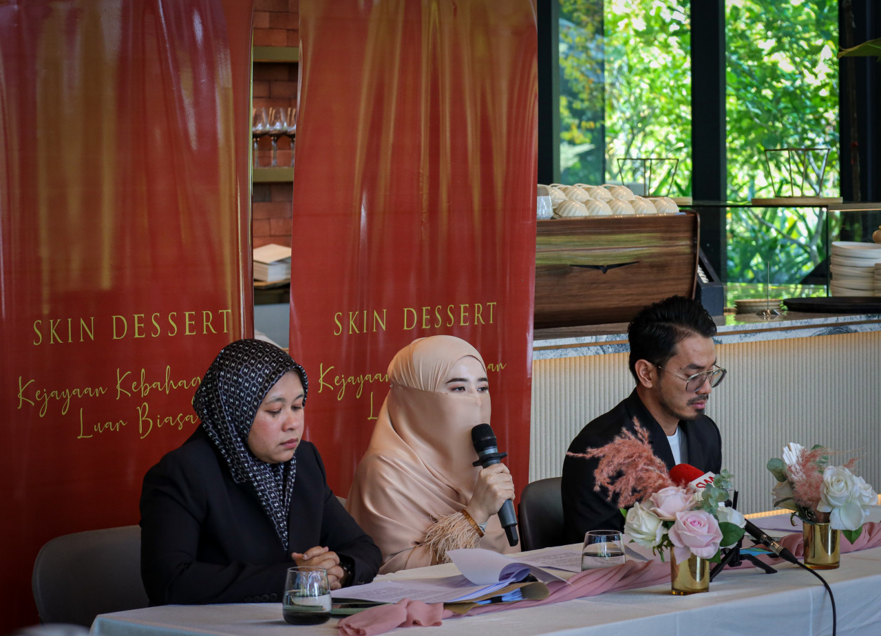  Zirra (tengah) pada sidang media di sini.