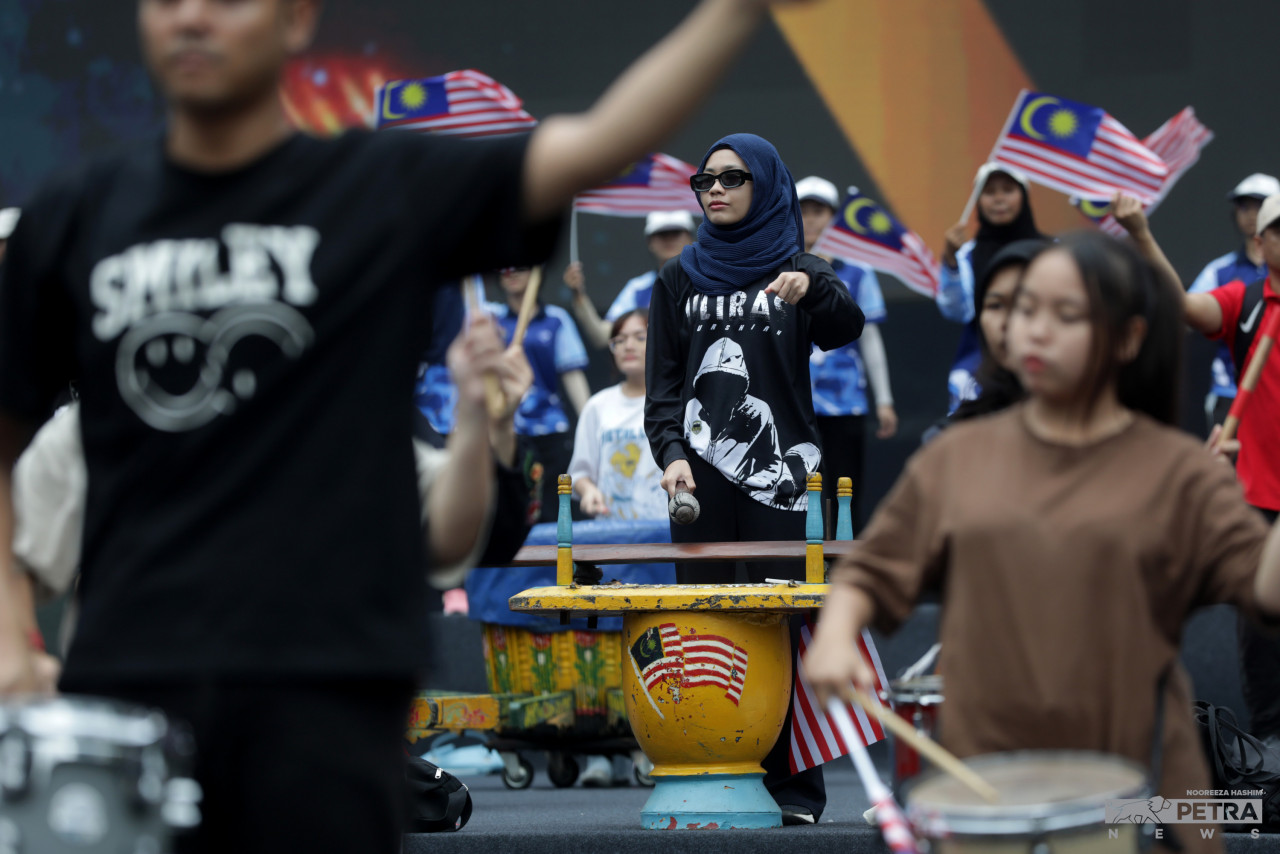 Salah satu kontinjen yang menyertai raptai Hari Kebangsaan Ke-66 di Dataran Putrajaya hari ini. gambar Nooreeza Hashim
