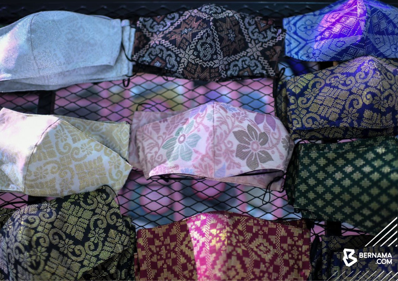 Antara rekaan pelitup muka hasil lebihan kain songket. - Gambar Bernama