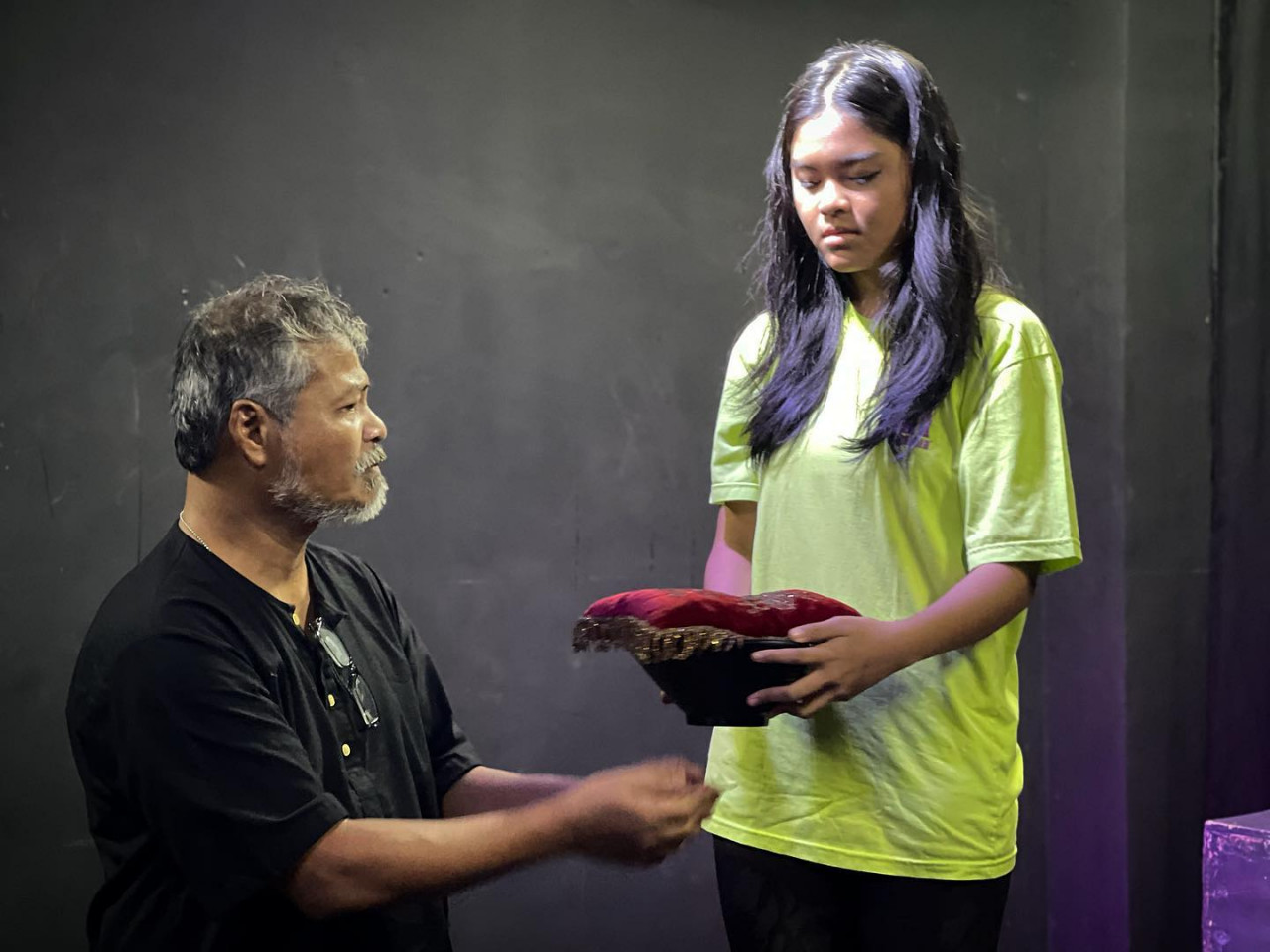 Fatimah Mhia Farhana (kanan), membawa watak Srikandi Tun Fatimah yang muda