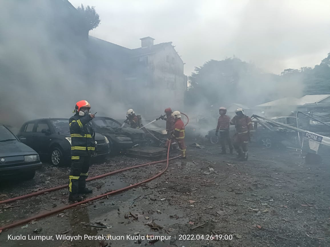 Anggota Bomba memadam kebakaran di tapak pelupusan mercun di Sentul Work, petang tadi. - Gambar ihsan Bomba KL