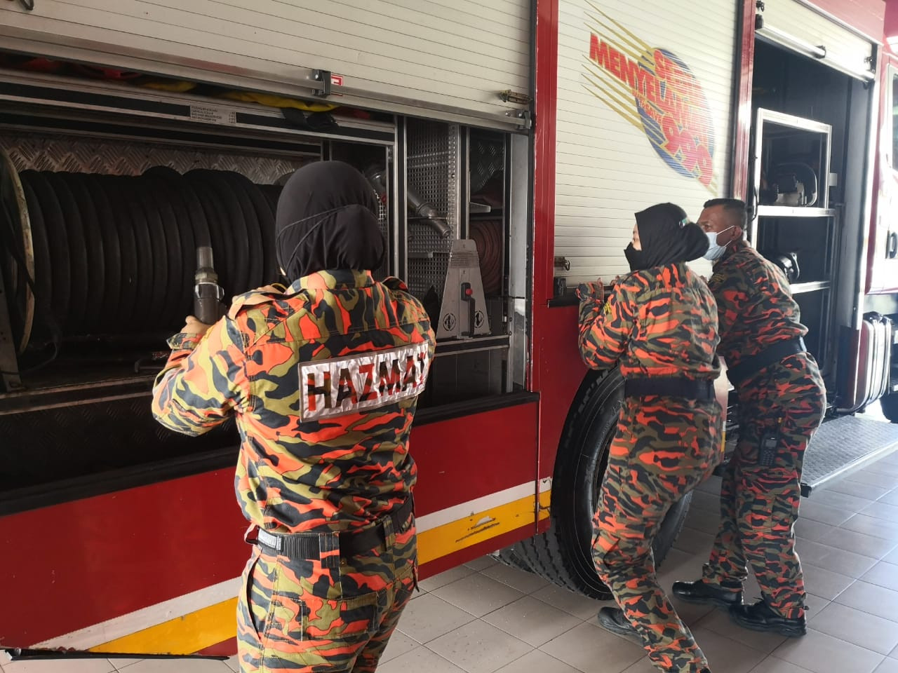Suhaimi memberi penerangan kepada Usha Rani, Nirwana dan Intan Syakirah