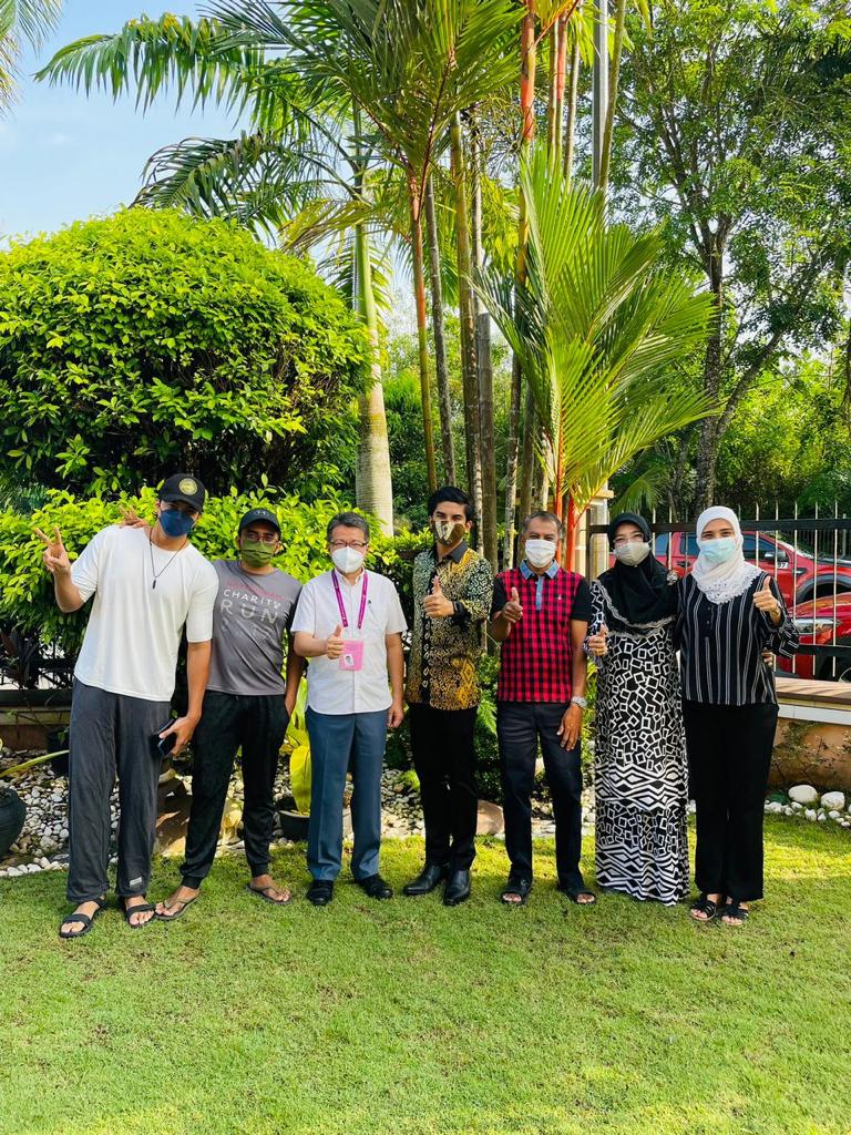 Syed Saddiq (tengah) bersama ibu bapa, tiga adik-beradiknya dan Chin Tong (tiga dari kiri) bergambar sebelum keluar mengundi di SK Taman Sutera di DUN Perling.