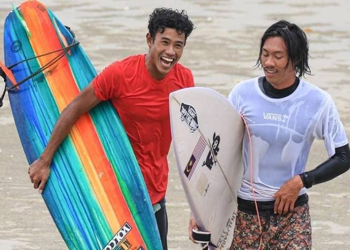Muhammad Syukrizam (kiri) bersama seorang lagi peminat sukan luncur ombak