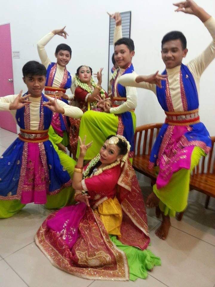 Kumpulan tarian yang mendapat latihan daripada Ismadi.