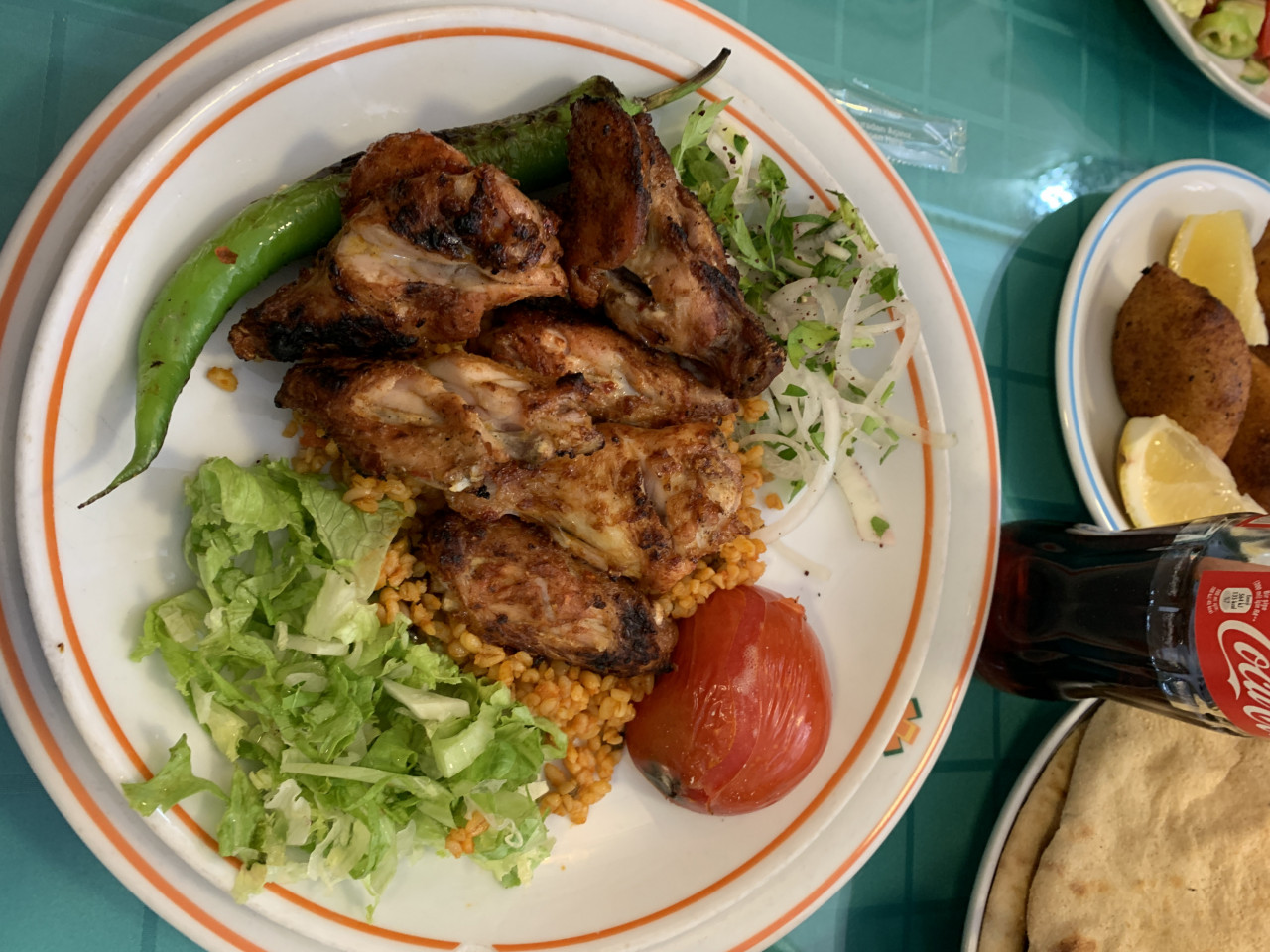 Kepak ayam versi Turki, disediakan bersama salad campuran dan bulgur
