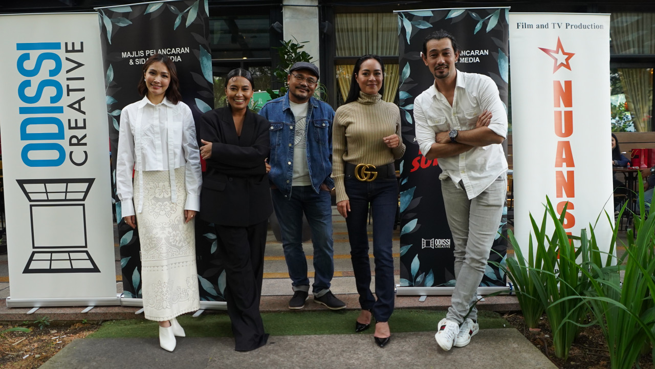 Farid bersama Osman Ali (tengah) dan barisan teraju utama 'Telaga Suriram'.