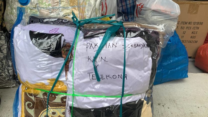Telekung, antara sumbangan daripada penduduk Singapura untuk mangsa banjir di Malaysia. - Gambar dari Berita Mediacorp