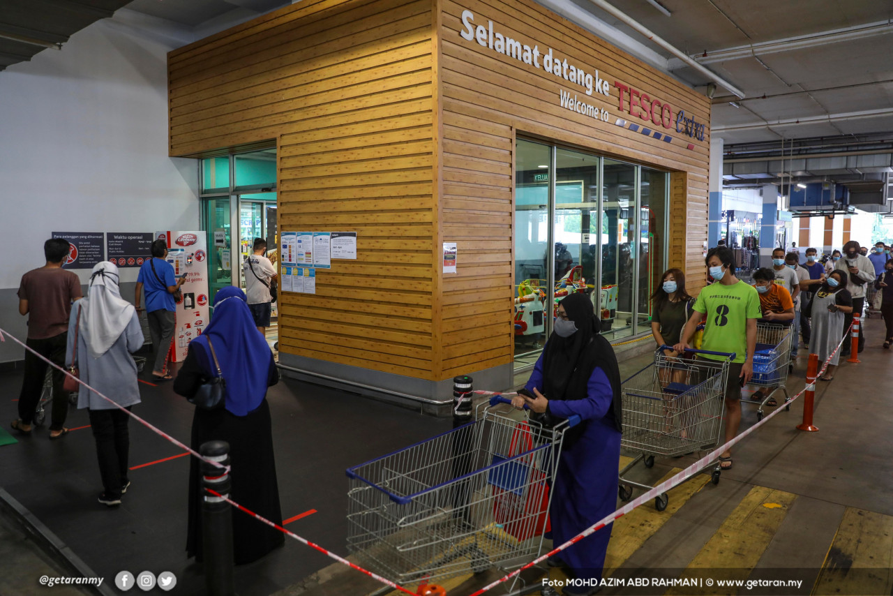 Orang ramai beratur panjang untuk memasuki Tesco Extra Bandar Bukit Puchong.