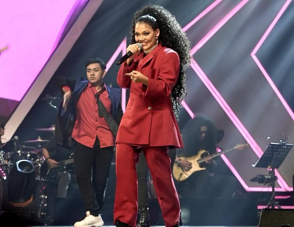 Tom membawakan lagu Akhirnya Kini Pasti.