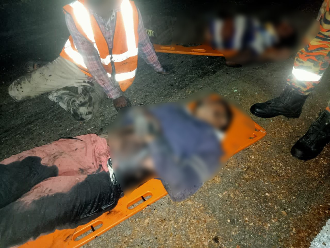 Antara mangsa yang cedera dalam kemalangan dua treler di Hulu Selangor awal pagi tadi, diselamatkan anggota.