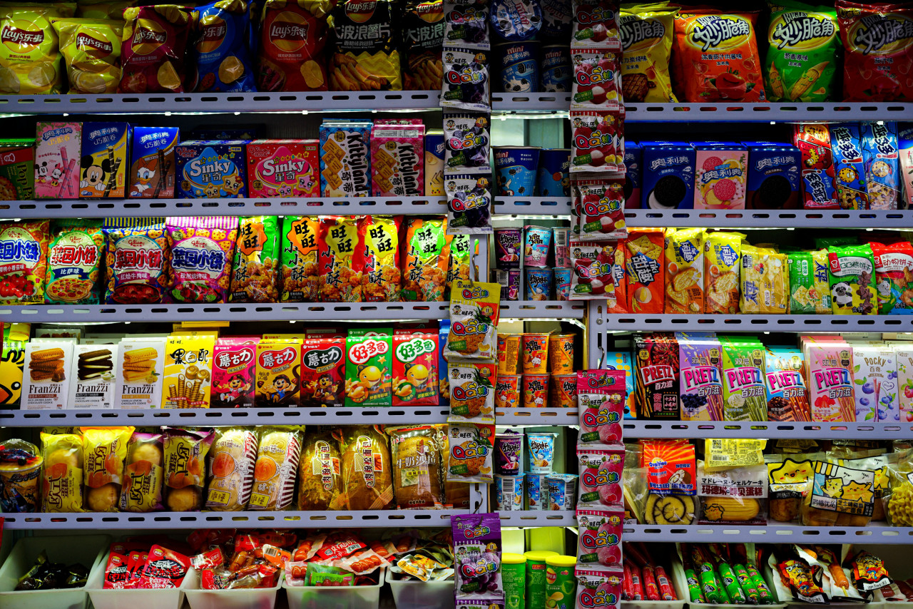 Sedarkah anda bahawa piza, burger, keropok ikan, biskut dan pelbagai makanan manis boleh memudaratkan kesihatan jika ia diambil dengan tidak terkawal?Gambar hiasan Unsplash