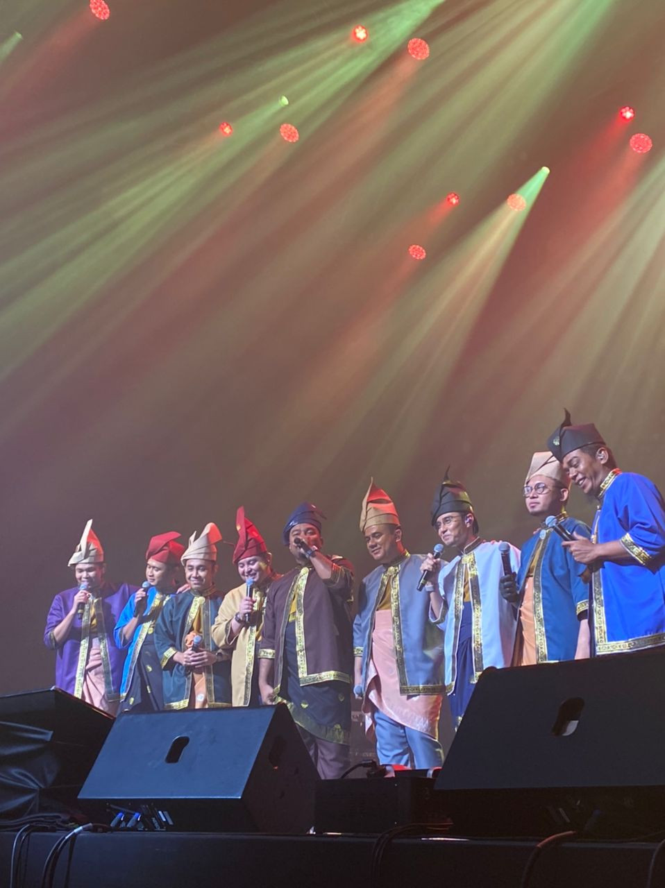 Seramai 1,200 orang menghadiri konsert ini.