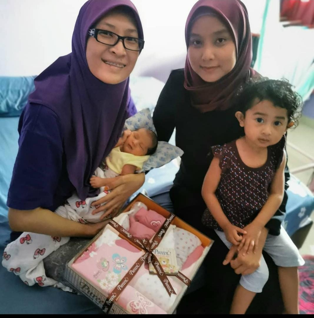 Syaima bersama salah seorang pelanggannya. 
