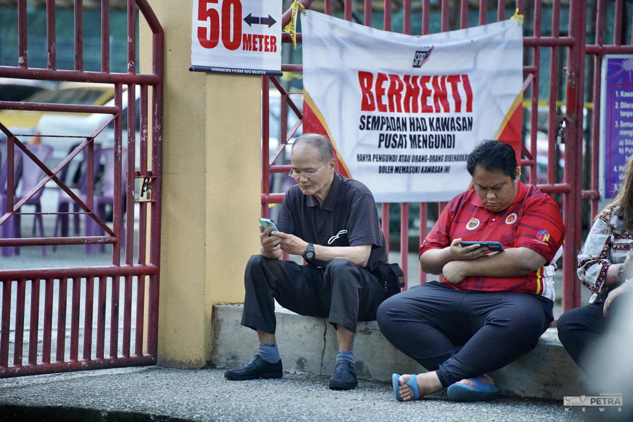 Antara pengundi berdaftar yang keluar awal pagi dan menunggu pusat pengundian dibuka untuk mengundi di Sekolah Menengah Kebangsaan (SMK) Taman Melawati. Sebanyak 72 peratus pengundi di Selangor keluar menunaikan tanggungjawab mereka pada 12 Ogos 2023. - gambar Syadila Amari