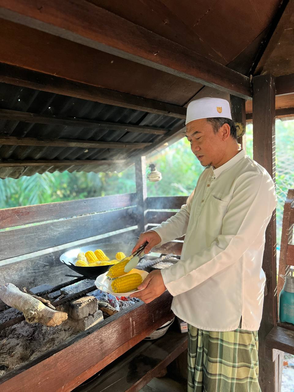 Jefri Mejan sering berkongsi aktiviti memasak menggunakan dapur kayu dengan pengikut media sosialnya. gambar Jefri Mejan