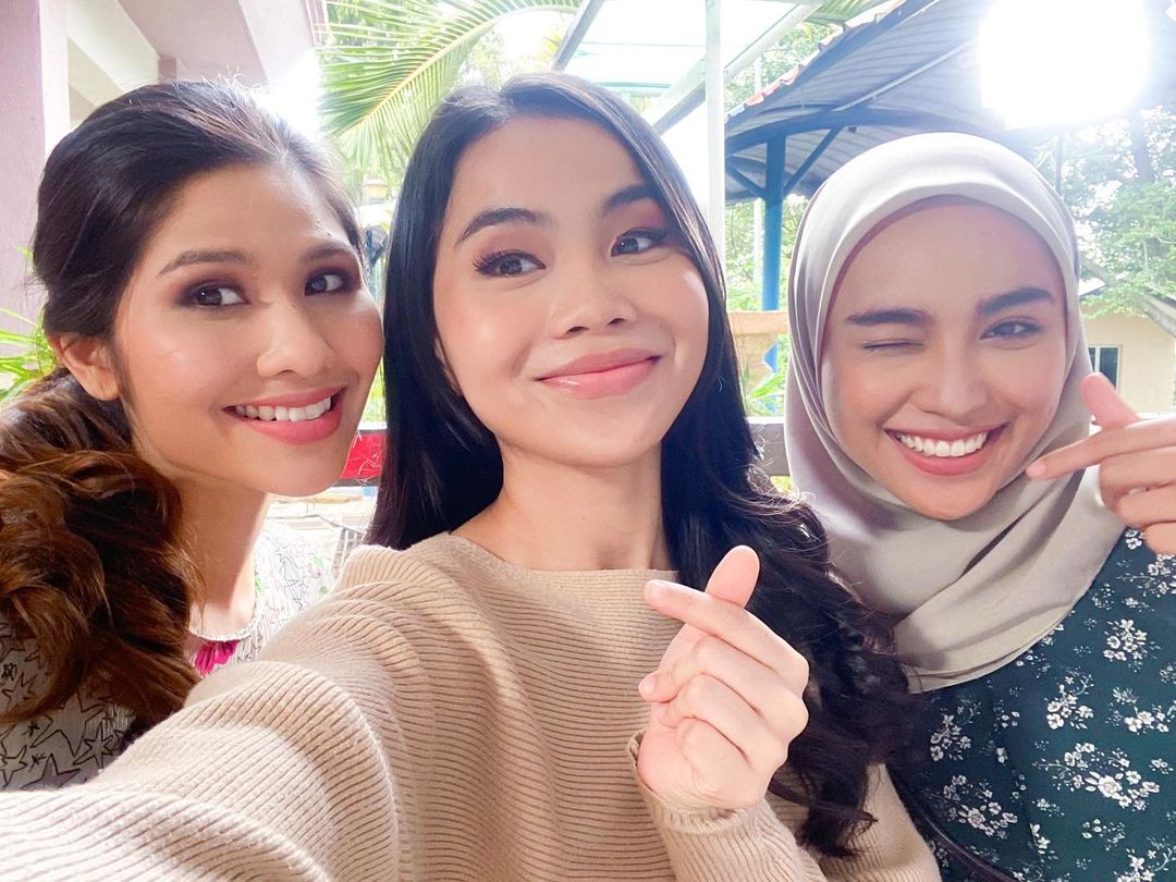 Wani bersama Sharifah Rose (kanan) dan Afifah Nasir (kiri) membintangi drama '3 Nota Cinta'.