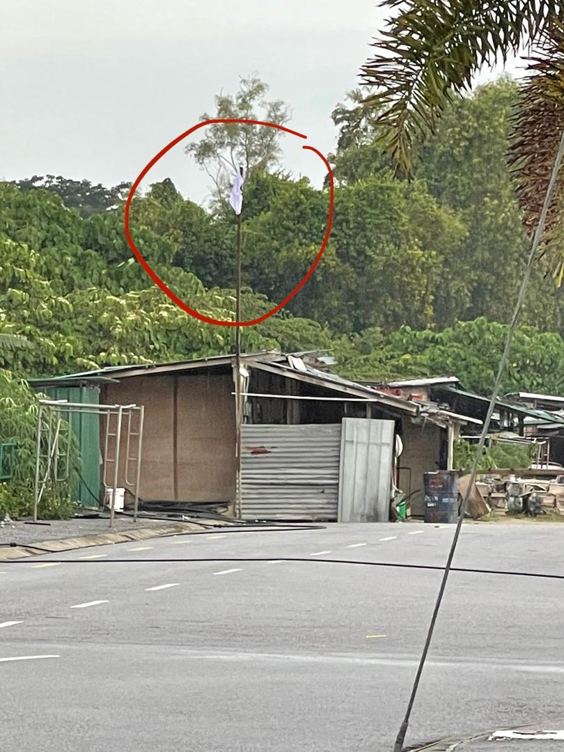 Bendera putih yang dikibar pekerja tapak pembinaan.