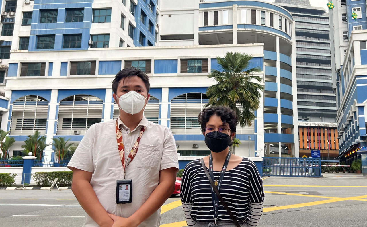 Qistina Nadia Dzulqarnain (kanan) dan Lancelot Theseira, membuat laporan polis di balai polis Dang Wangi, petang tadi.