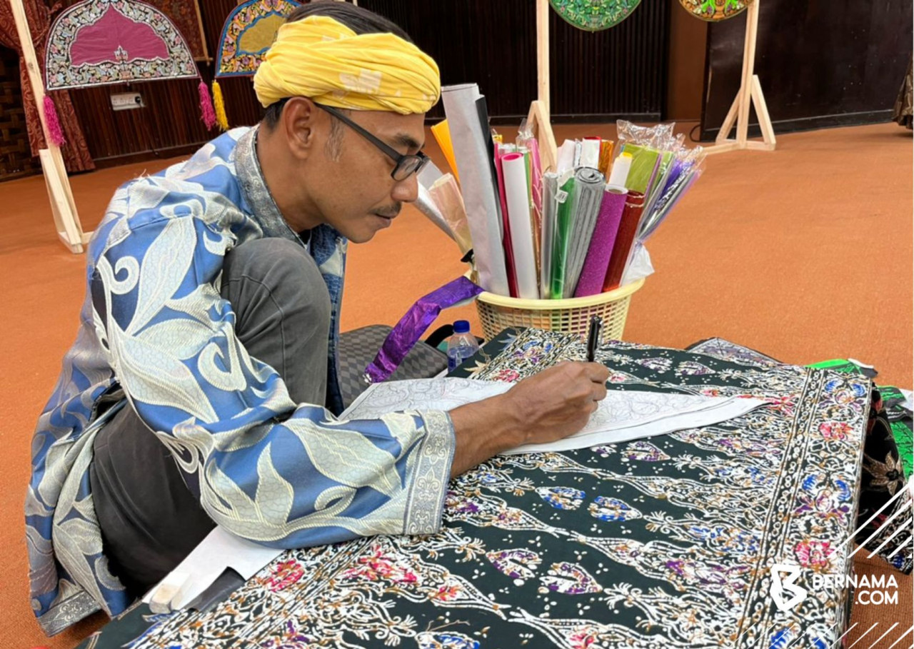 Muhd Azeimi mengambil masa sekurang-kurangnya seminggu untuk menyiapkan seunit wau. - Gambar Bernama