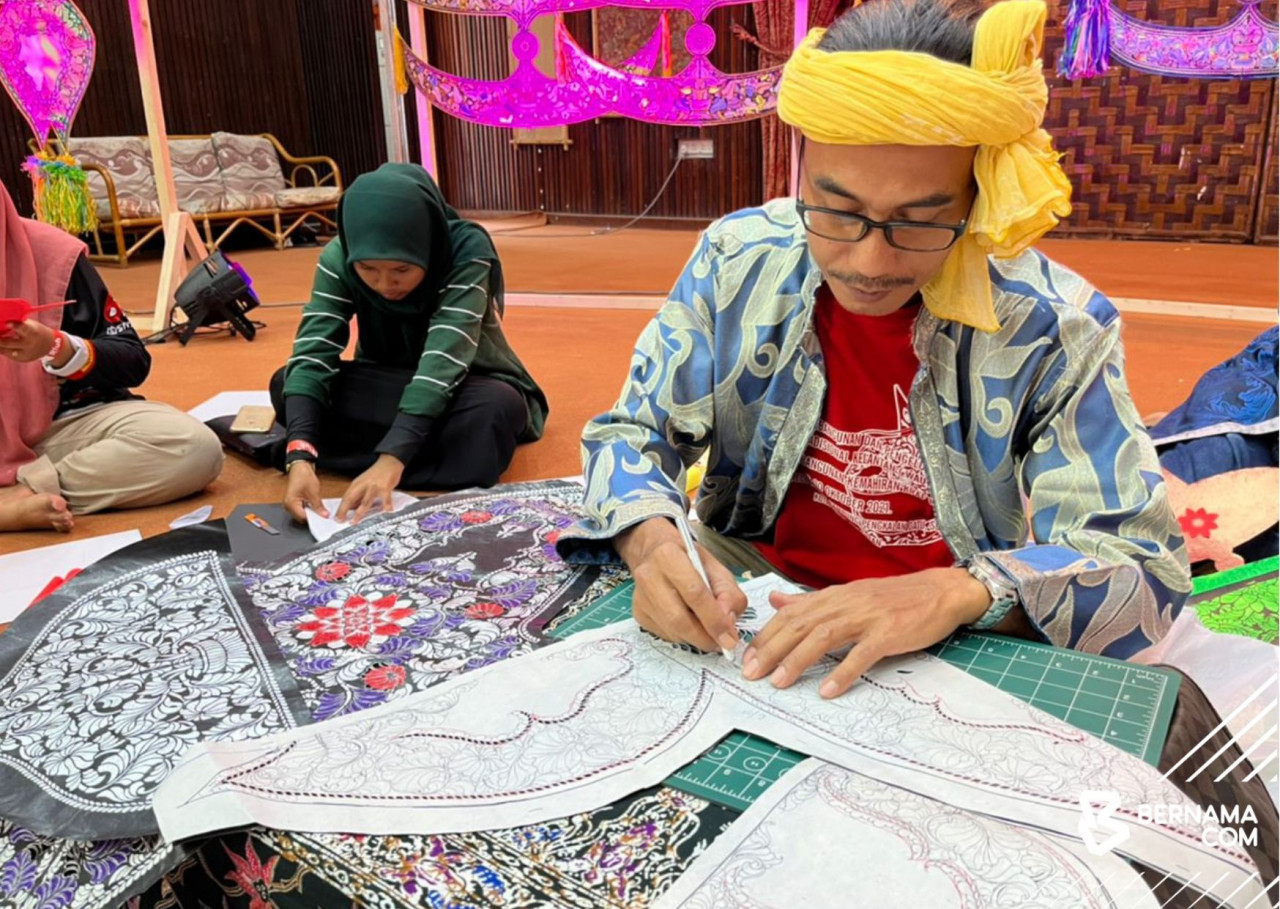Muhd Azeimi pernah menjual Wau Bulan pada harga RM2,500 di Perancis. - Gambar Bernama