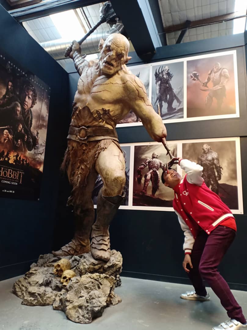 Penulis bersama replika Azog dari filem 'The Hobbit' di bengkel studio WETA