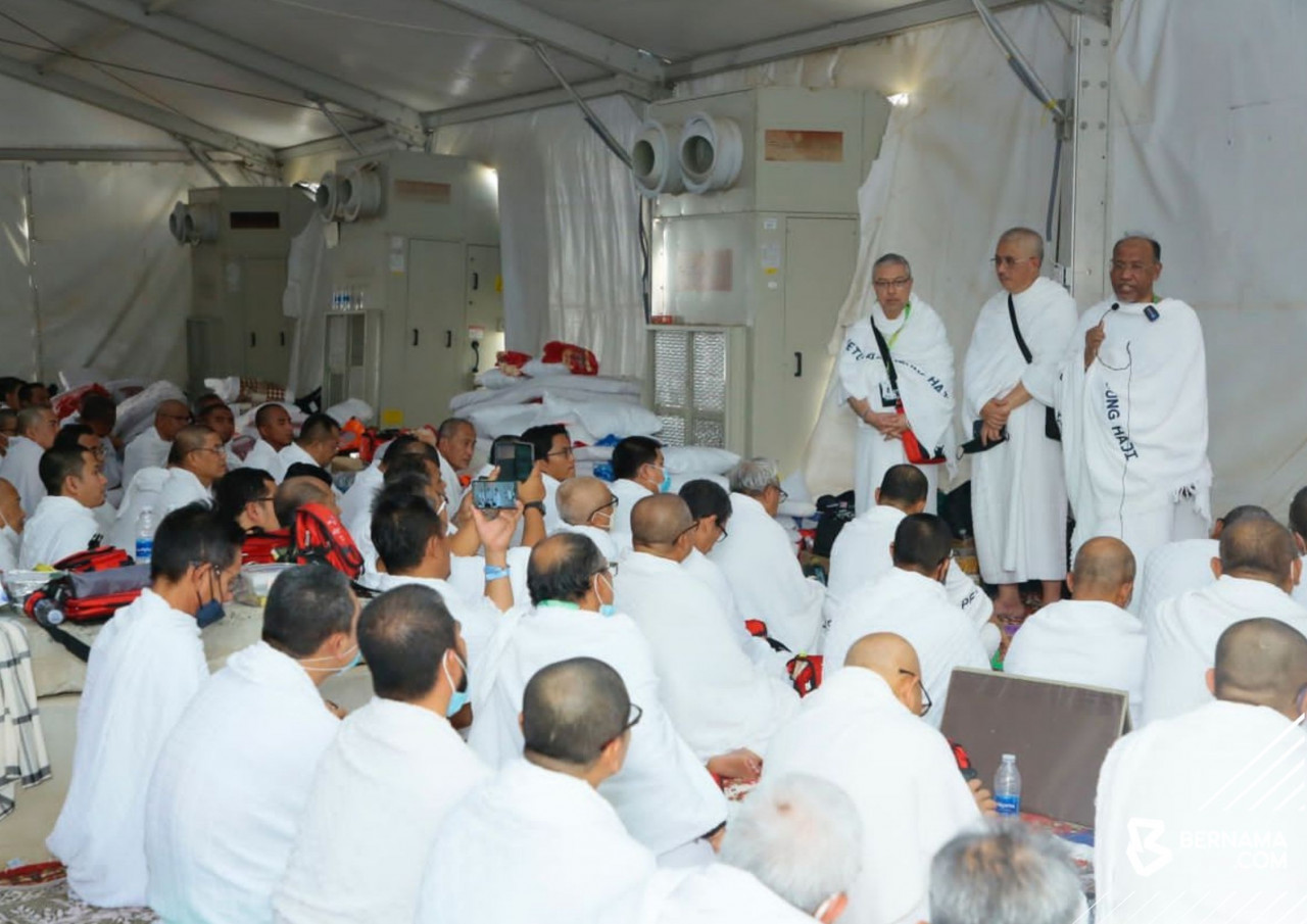 Idris Ahmad (kanan) ketika menyampaikan Khutbah Arafah kepada jemaah Malaysia semalam. - Gambar Bernama