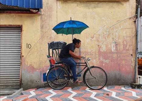 Mohd. Amir Farouk bersama hasil karya Project ZeroSix di Lorong Mahkota, Kuantan. - Gambar dari Facebook Project ZeroSix