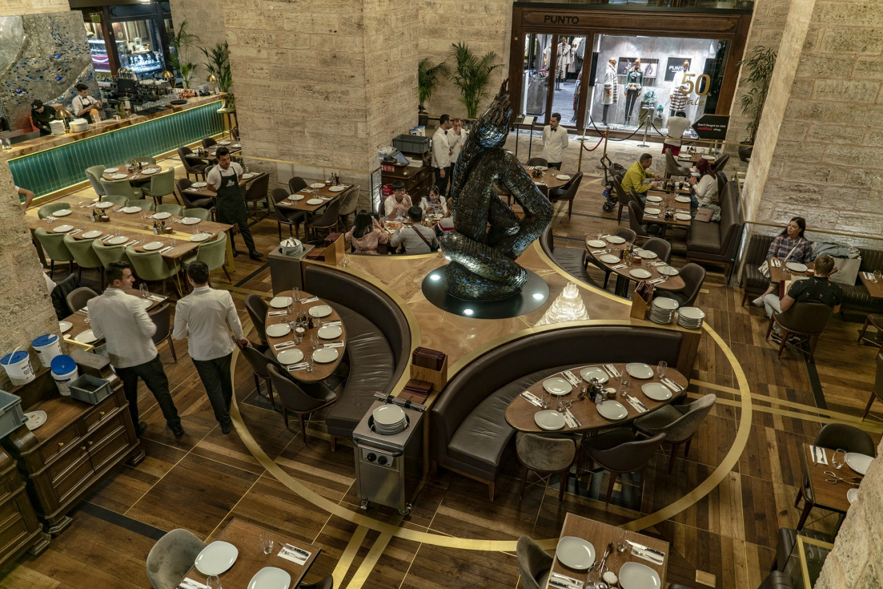 Setelah tubuh lelah meneroka, bolehlah melabuhkan punggung seketika di kafe atau restoran untuk menghilangkan dahaga serta menikmati hidangan yang menyelerakan