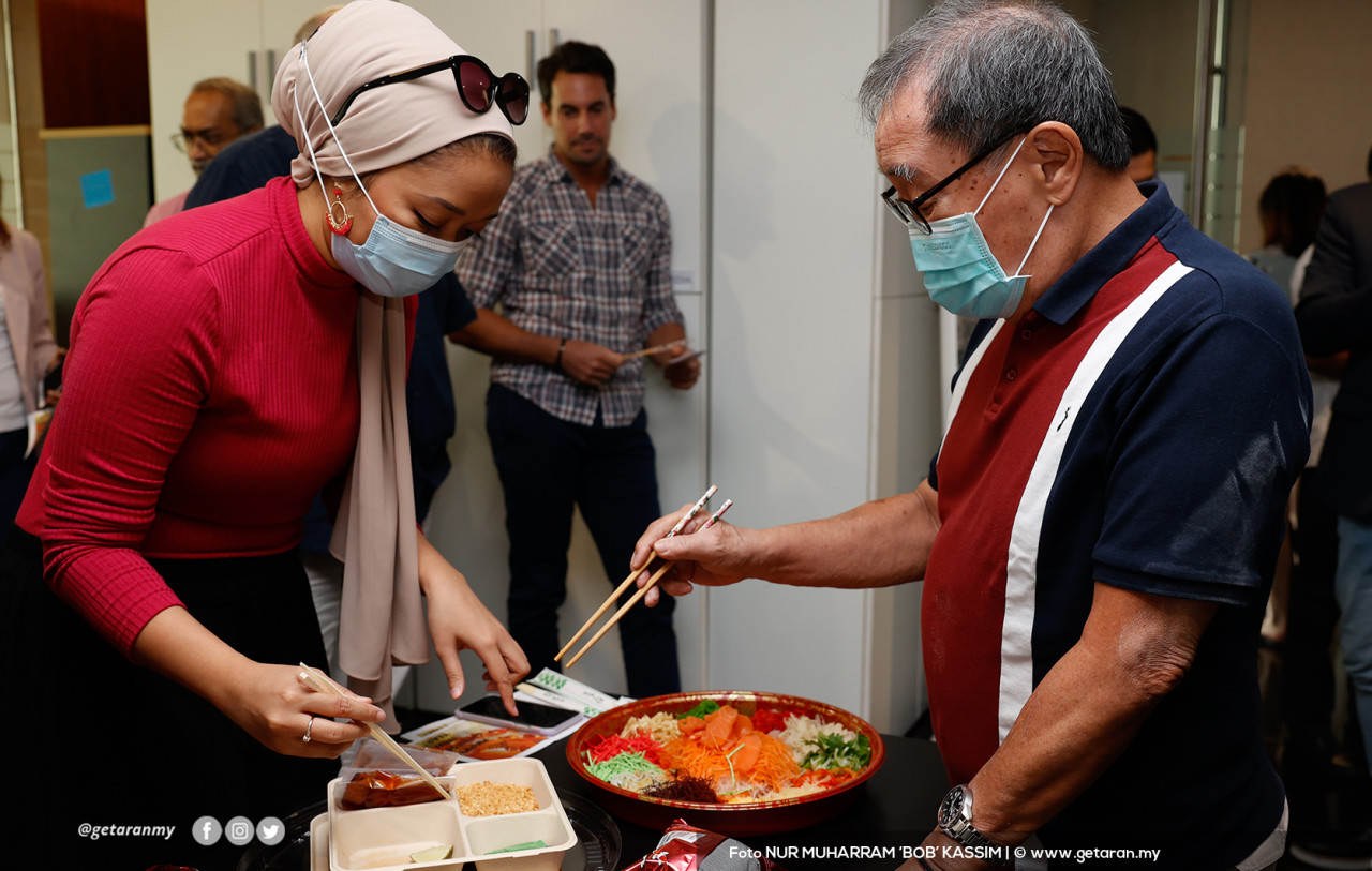 Yee Sang antara sajian popular menjelang Tahun Baharu Cina yang melambangkan kemewahan, kemakmuran dan kesuburan. - Foto NUR MUHARRAM KASIM