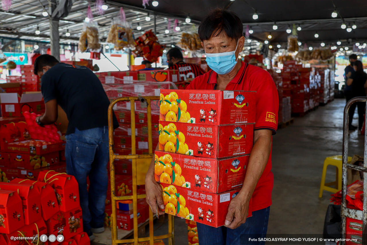 Limau mandarin selain menjadi perhiasan, turut dijadikan buah tangan ketika Tahun Baharu Cina. - Foto SADIQ ASYRAF