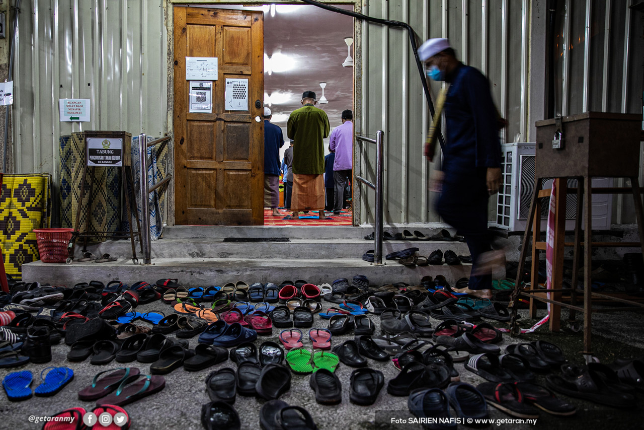 Kehadiran jemaah agak ramai ketika solat sunat tarawih pertama pada bulan Ramadan. - Foto SAIRIEN NAFIS 