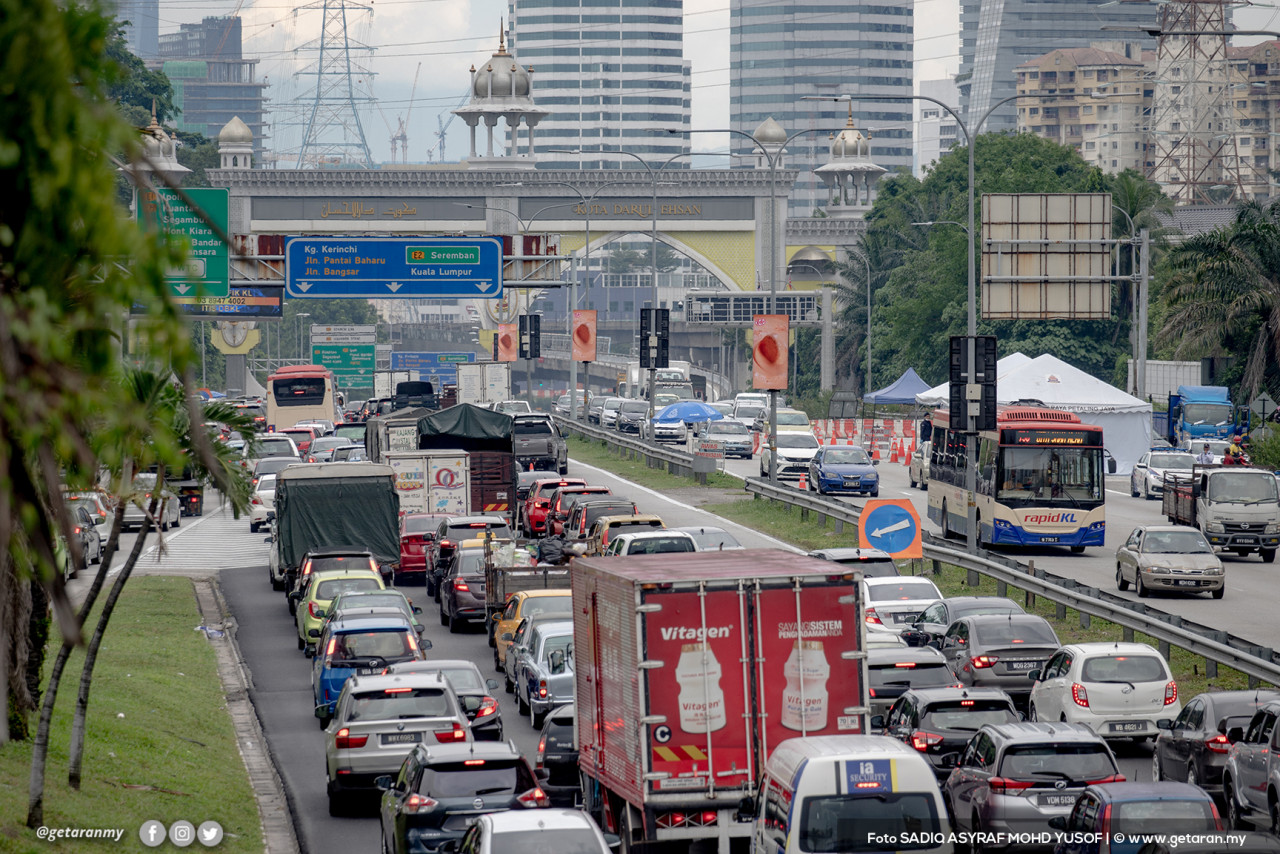 Kesesakan teruk di kedua-dua arah Lebuhraya Persekutuan di Kota Darul Ehsan membuatkan pengguna jalan raya hilang pertimbangan. - Gambar SADIQ ASYRAF