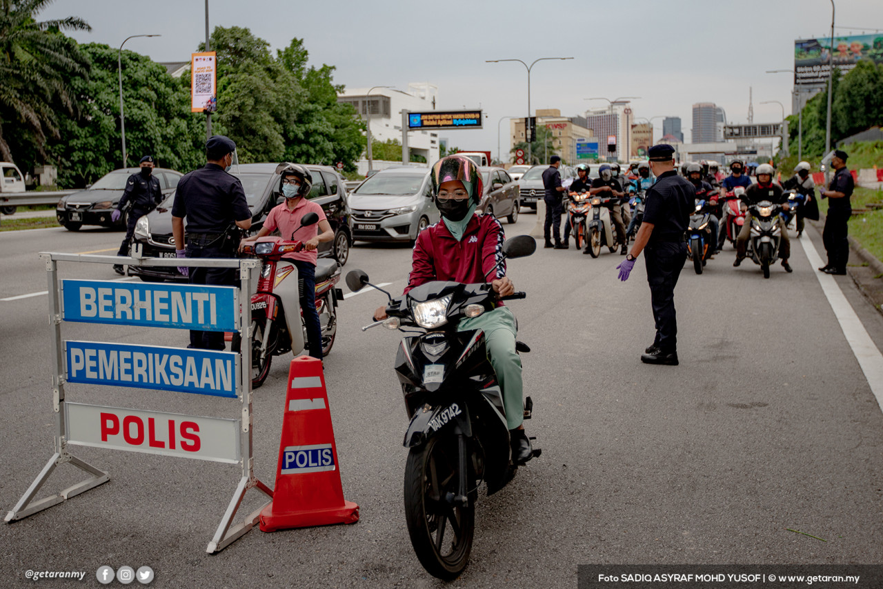 Pengguna jalan raya disoal secara terperinci di SJR Lebuhraya Persekutuan. - Gambar SADIQ ASYRAF