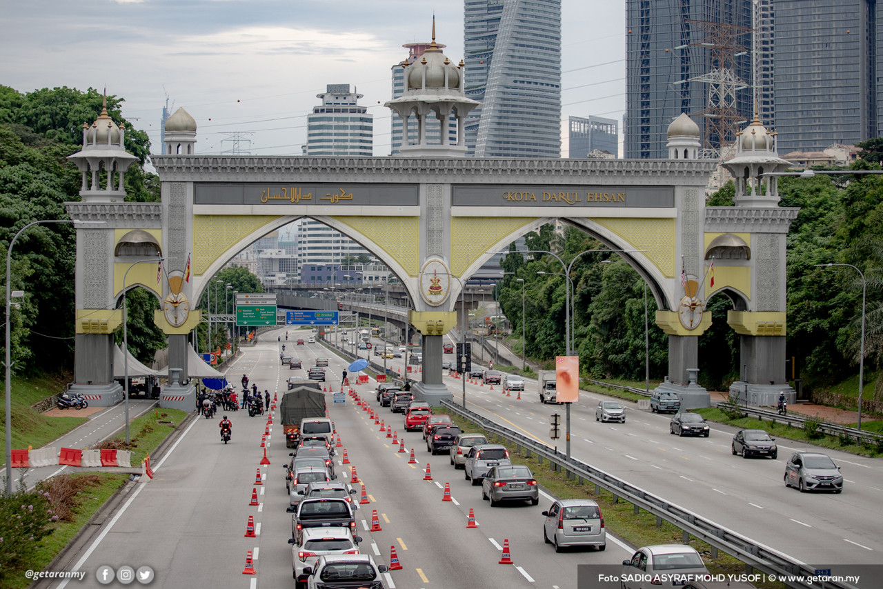 Lebih banyak lorong dibuka bagi membolehkan laluan kenderaan lancar dan teratur. - Gambar SADIQ ASYRAF
